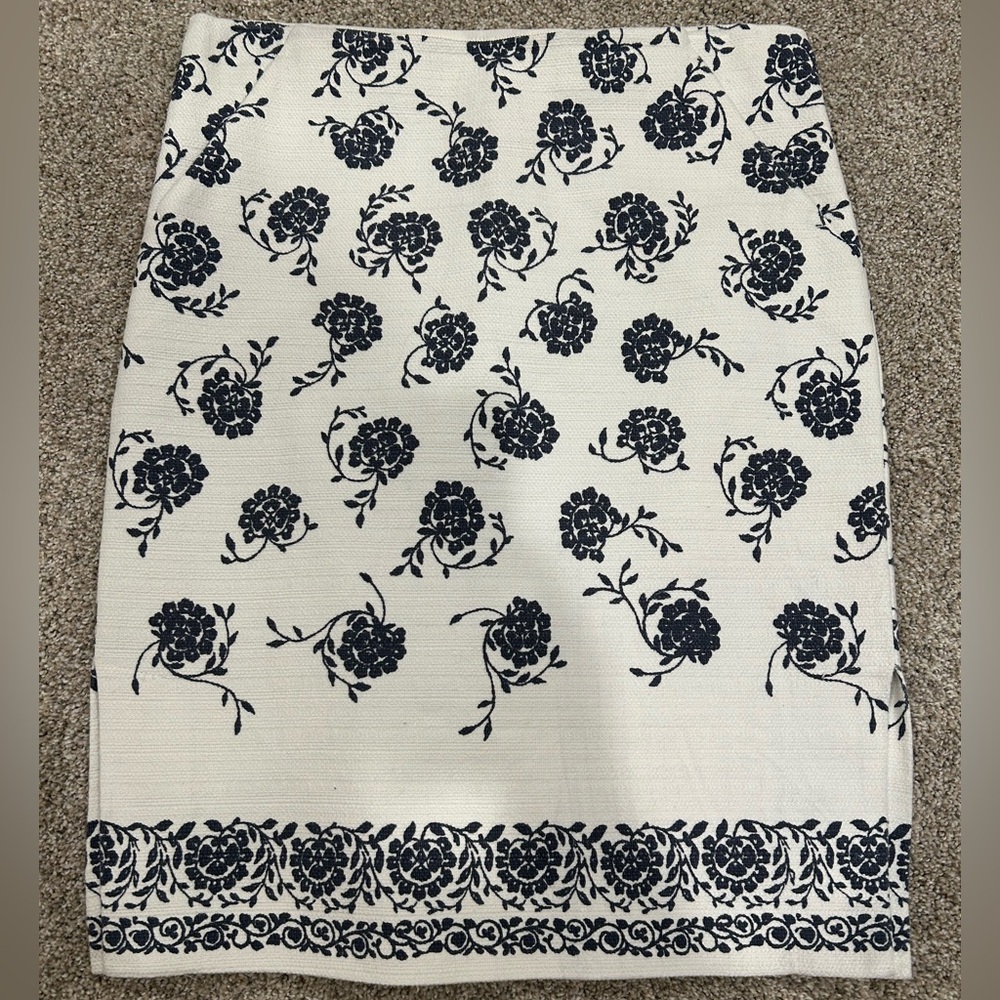 LOFT- white doubleknit skirt with navy flowers -Size 6